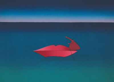 un petit bateau en papier rouge flottant à la surface d'un océan bleu
