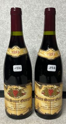 deux bouteilles de vin posées l'une à côté de l'autre sur un comptoir
