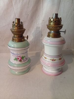 deux lampes à l'ancienne posées sur une table