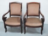 paire de chaises anciennes avec accoudoirs rembourrés