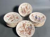 six assiettes marron et blanches, ornées de dessins représentant des personnes, posées sur une table