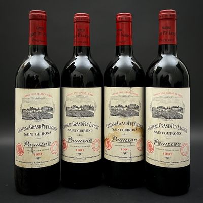 trois bouteilles de vin rouge posées côte à côte sur une table
