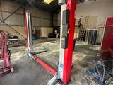 une photo d'un garage rempli de matériel