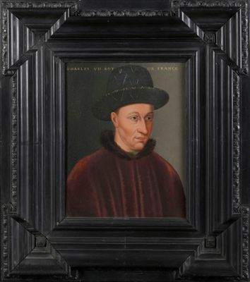 portrait d'un homme portant un chapeau noir et une cape rouge