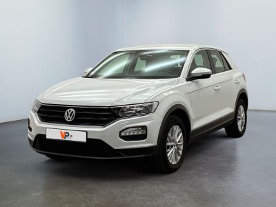 une Volkswagen T-Cross blanche garée dans une pièce blanche