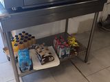 un micro-ondes posé sur un support métallique dans une cuisine