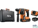 une perceuse à fil AEG avec deux batteries et un étui