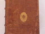 un livre marron orné d'un cercle doré