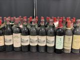 de nombreuses bouteilles de vin posées sur une table
