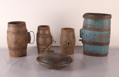 [ ALIMENTAIRE ] Un lot comprenant quatre tonnelets et une go… - Photo 1