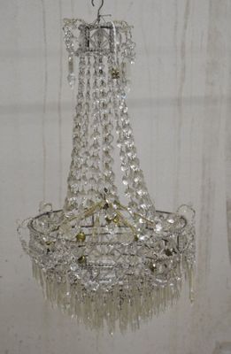 un lustre suspendu au plafond d'une pièce