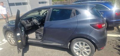 des voitures garées sur un parking, avec un parcmètre devant elles