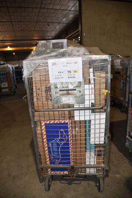 un chariot sur lequel sont posées des cartons, dans un entrepôt