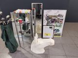 un présentoir de clubs de golf et un sac de balles de golf