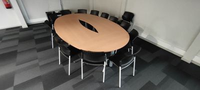 Table de réunion et seize chaises - Photo 1