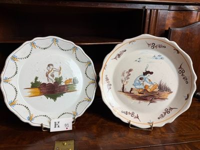 deux assiettes posées sur une table