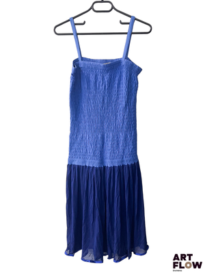 une photo d'une robe bleue suspendue à un cintre