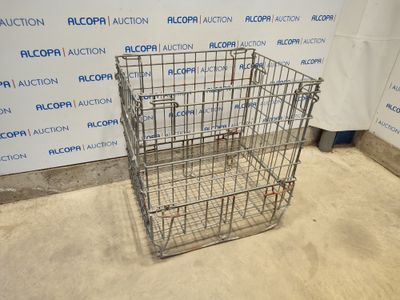 une cage métallique avec un panneau sur le mur en face d'elle