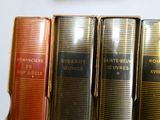 plusieurs vieux livres sont alignés sur une étagère