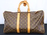 a louis vuittou speedy bag sitting on a black surface
