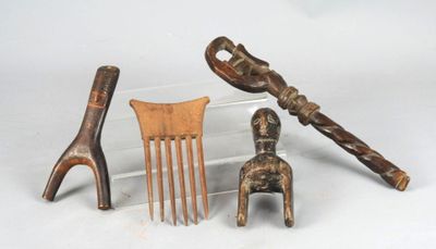 Plusieurs morceaux de bois sont posés sur une table, à côté d'une paire de ciseaux et d'un peigne.