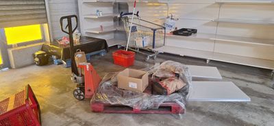 plusieurs boîtes sur une palette dans un entrepôt