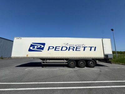 un camion semi-remorque garé dans un parking
