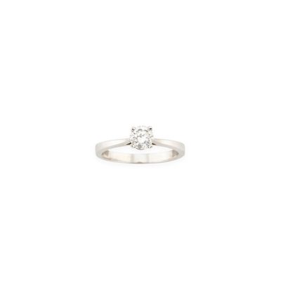 gros plan d'une bague en diamant sur fond blanc