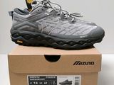 une boîte sur laquelle est posée une paire de chaussures