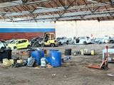 de nombreuses voitures garées à l'intérieur d'un bâtiment, dans un garage