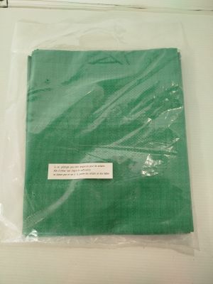 un tissu vert dans un sac en plastique posé sur une table