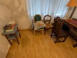 vue d'un salon avec un bureau et une chaise