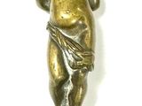 figurine en laiton représentant un garçon tenant un oiseau sur un socle