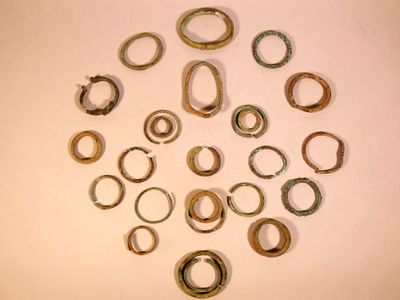 many rings that are arranged in a circle on a table