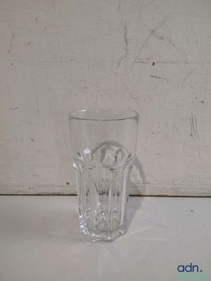 un petit verre posé sur une table