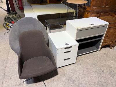 une chaise placée à côté d'un bureau sur lequel se trouve un ordinateur