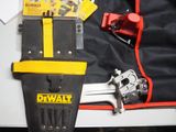 une sacoche à outils posée sur une table et contenant des outils