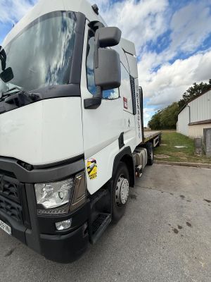 un camion blanc garé sur le parking
