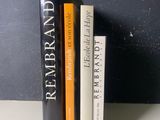 deux livres posés sur une table