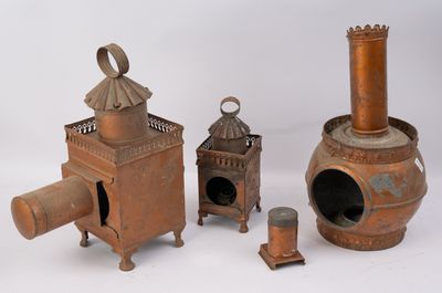plusieurs types différents de casseroles et de poêles en cuivre à l'ancienne sur un fond blanc