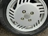 un pneu d'une voiture garée dans la rue