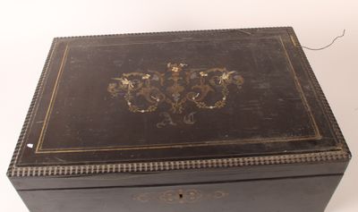 une boîte noire ornée d'un motif doré