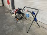 une photo d'un garage avec des outils par terre