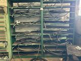 une photo d'une pièce remplie d'une multitude d'outils