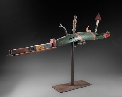 une sculpture représentant un oiseau, réalisée en bois et en métal