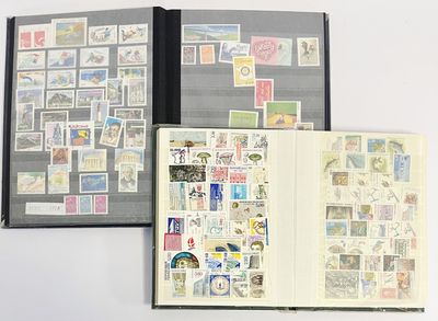 un livre dont les pages sont ornées de timbres et un livre dont les pages sont ornées de timbres