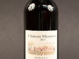 une bouteille de vin posée sur une table