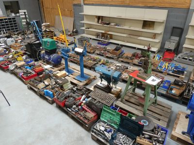 il y a beaucoup d'outils par terre dans la pièce