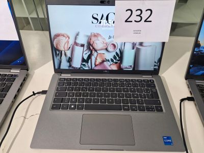 deux ordinateurs portables posés sur une table, avec une étiquette de prix sur l'écran