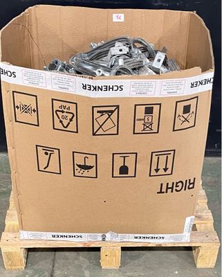 une boîte en carton contenant tout un tas d'objets métalliques